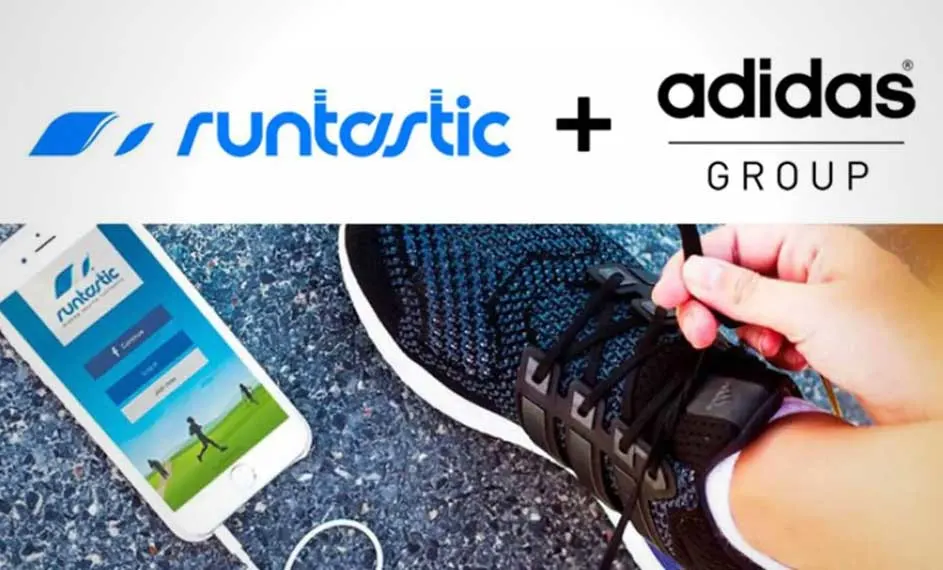 Runtastic- en Adidas-logo boven een smartphone en hand die veters strikt van blauw-zwarte schoen op een grijze ondergrond.