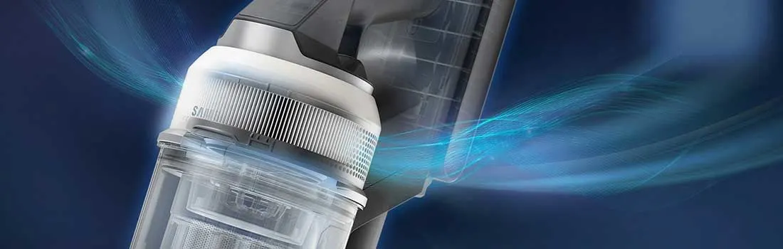 Un gros plan montre un appareil moderne avec réservoir transparent ; des lignes bleues évoquent un flux d’air puissant et la technologie.