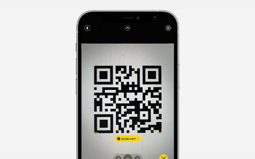 Un iPhone affiche un code QR noir sur fond blanc, avec un lien vers apple.com en bas. L'arrière-plan est blanc uni.