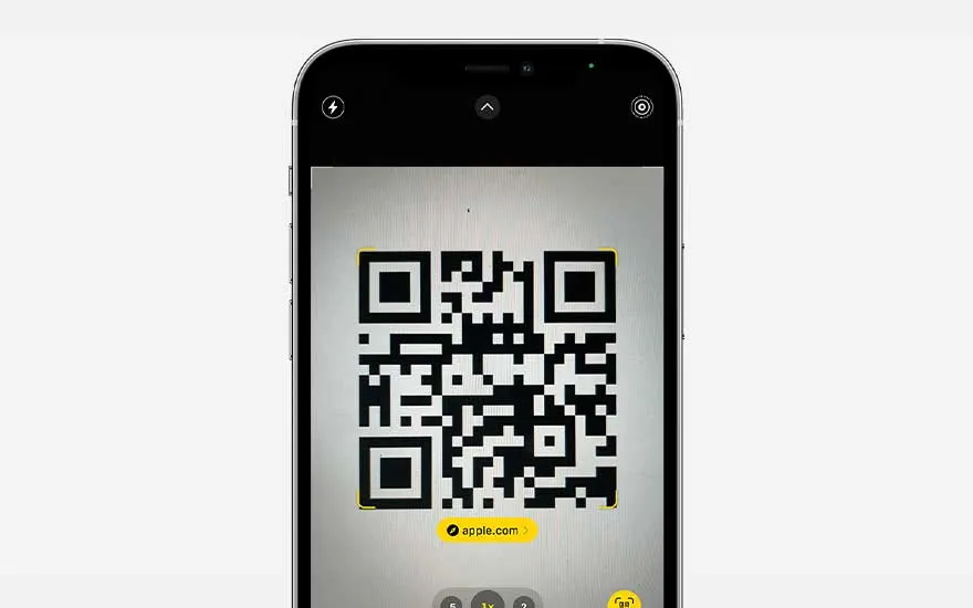 Een iPhone toont een QR-code op het scherm, klaar om te scannen, met 'apple.com' weergegeven.