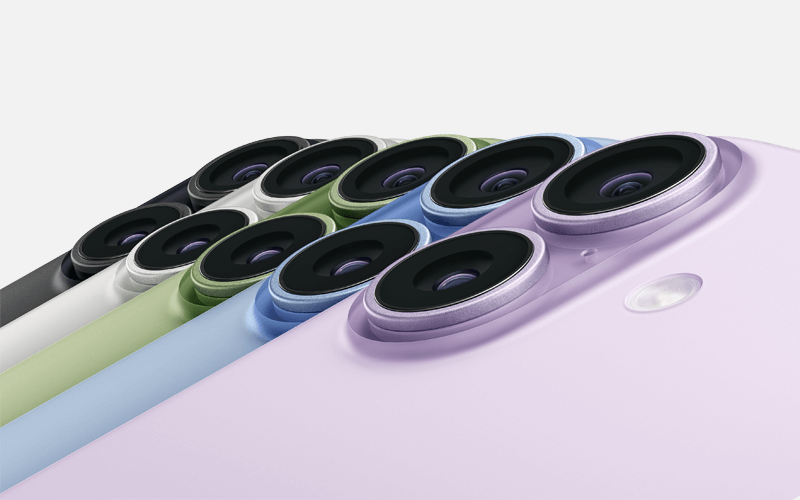 Rijen kleurrijke smartphone-achterkanten met dubbele cameralenzen en flitser in paars, blauw, groen, wit en zwart.