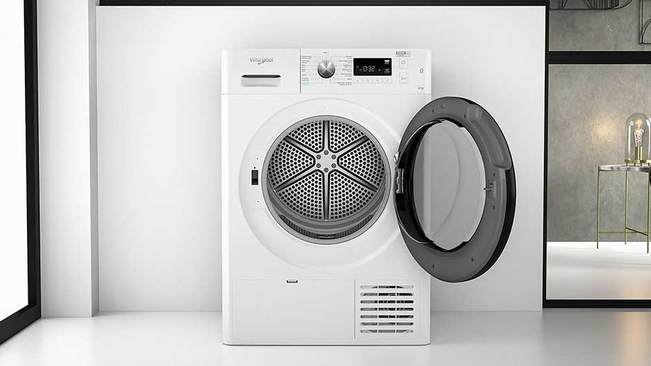 Un séchoir blanc avec une porte grise ouverte montre un tambour métallique. Un écran numérique est visible.