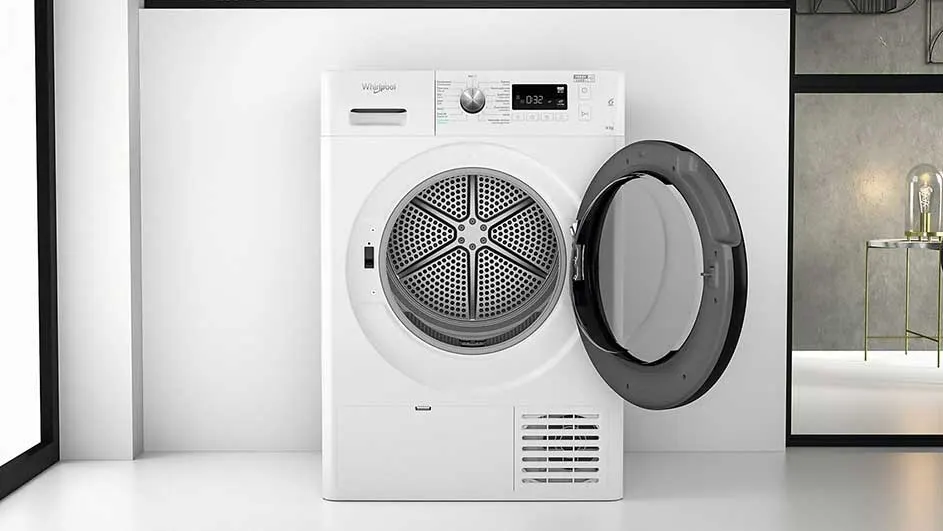 Un séchoir blanc avec une porte grise ouverte montre un tambour métallique. Un écran numérique est visible.