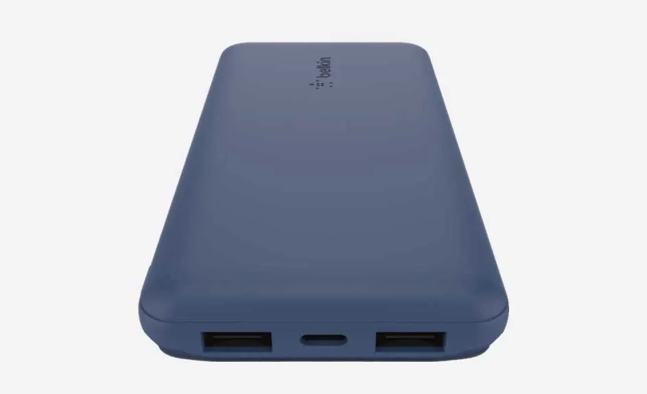 Batterie externe bleue avec ports USB sur fond blanc. Le logo Belkin est visible sur le dessus.