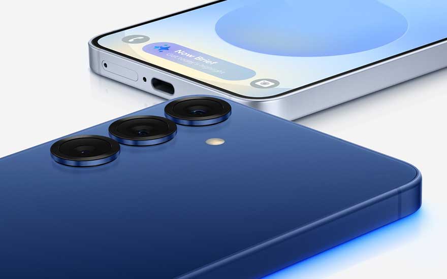 Gros plan sur un smartphone bleu à triple caméra arrière, près d’un autre appareil visible partiellement, au design épuré.