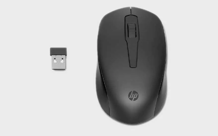 Een zwarte HP draadloze muis en bijbehorende USB-ontvanger staan naast elkaar op een effen lichte achtergrond.