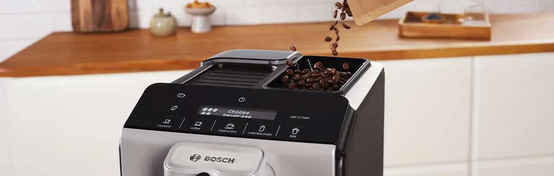 Bosch volautomaat terwijl glanzende koffiebonen in de bonenhouder vallen, klaar voor versgemalen koffie in een moderne keuken.