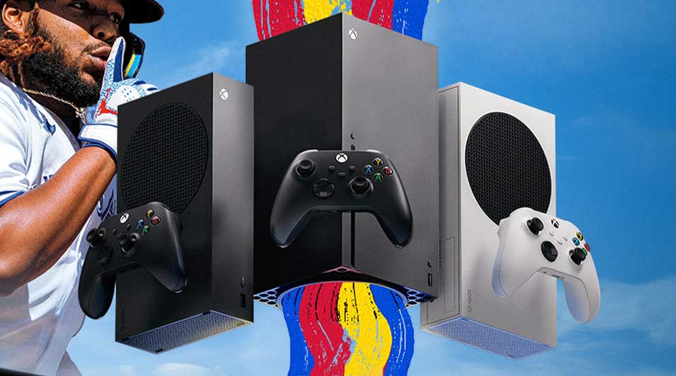 Drie Xbox-consoles (zwart, grijs en wit) en controllers tegen een blauwe lucht, met kleurrijke verfspatten.