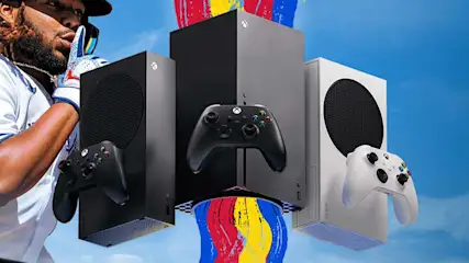 Drie Xbox-consoles (zwart, grijs en wit) en controllers tegen een blauwe lucht, met kleurrijke verfspatten.