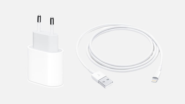 Witte stekker en kabel. De kabel heeft een USB- en Lightning-aansluiting.