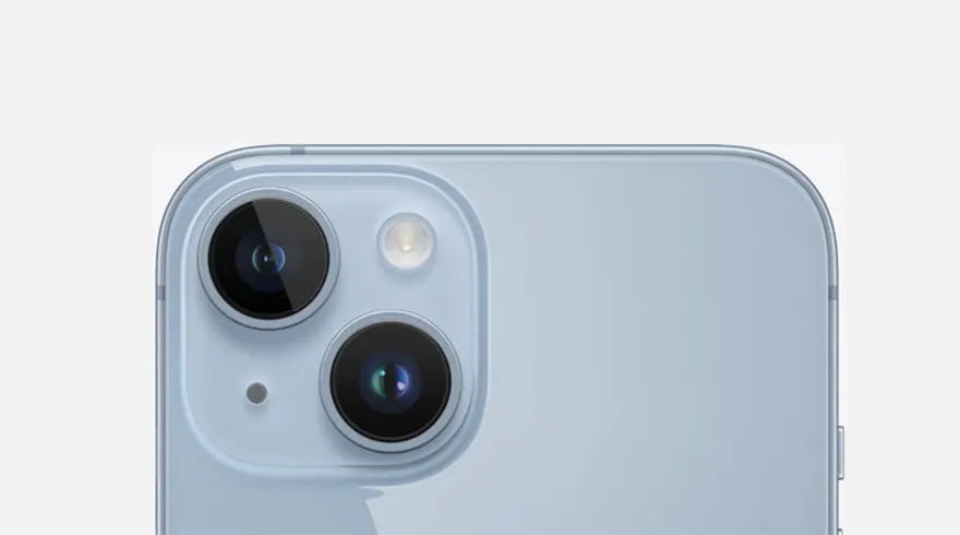 Gros plan sur un smartphone bleu clair avec deux objectifs de caméra circulaires et un flash. L'arrière-plan est blanc.