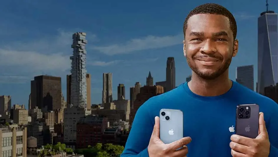 Voorgrond: twee iPhones, één lichtblauw, één paars. Achtergrond: New Yorkse skyline onder een blauwe lucht.