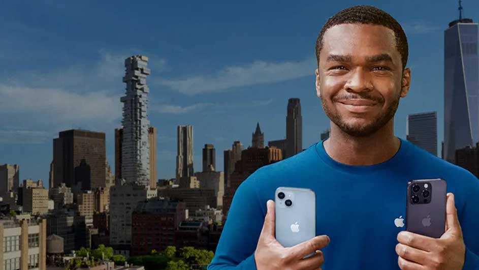 Un homme tient un téléphone bleu et un téléphone violet devant un paysage urbain avec de grands bâtiments.