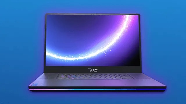 Een zilverkleurige laptop staat open tegen een blauwe achtergrond. Het scherm toont een paarse achtergrond met een witte lichtboog.