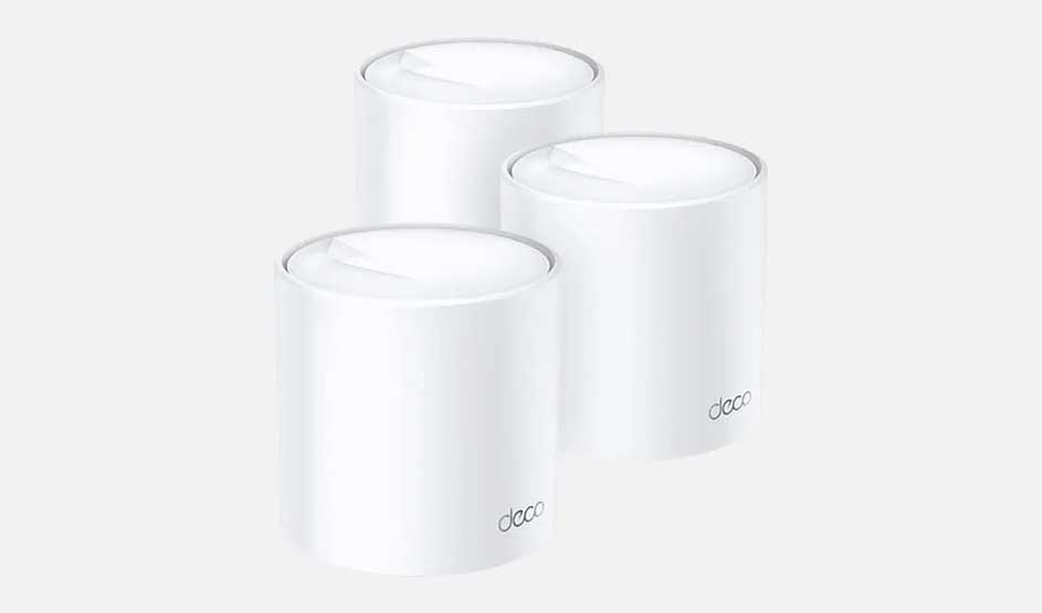 Drie witte, cilindervormige Deco-routers staan op een witte achtergrond. Het Deco-logo staat op twee ervan.