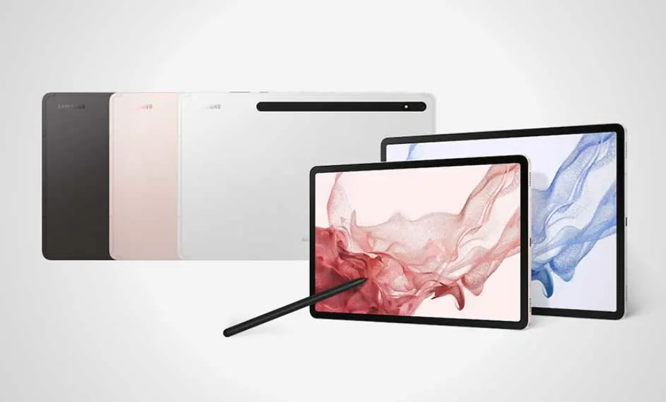 Verschillende Samsung tablets en een pen op een witte achtergrond. De tablets zijn grijs, roze en wit. Schermen tonen abstracte afbeeldingen.
