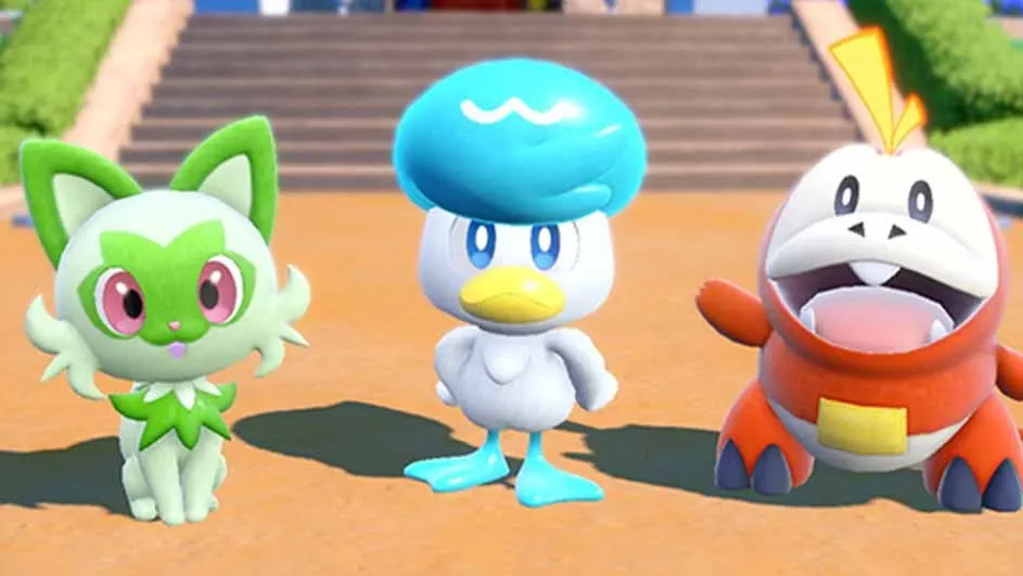 Trois adorables Pokémon de départ posent sur une place : un chat vert, un petit canard blanc à houppe bleue et une créature rouge feu.