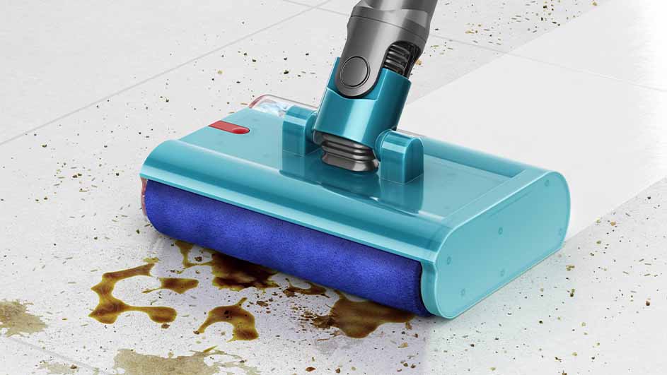 Aspirateur bleu turquoise sur sol carrelé blanc avec liquide brun et débris.