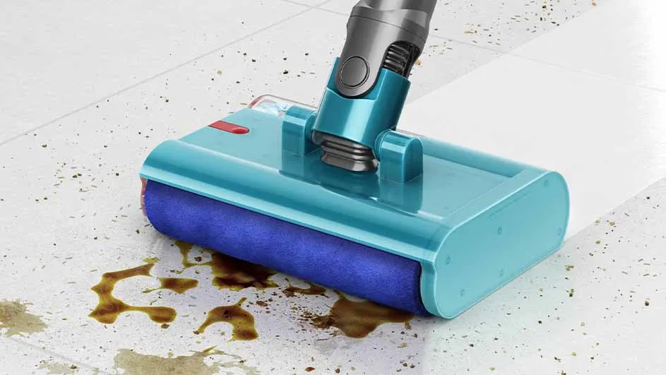 Aspirateur bleu turquoise sur sol carrelé blanc avec liquide brun et débris.
