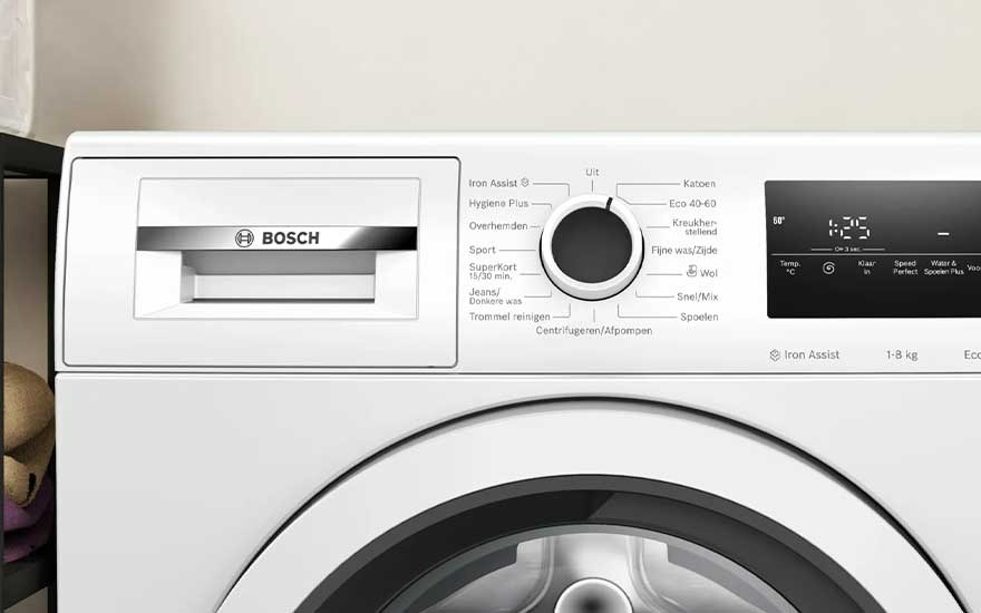 Gros plan d'un lave-linge blanc Bosch avec écran numérique, sélecteur de programme et tiroir à lessive.