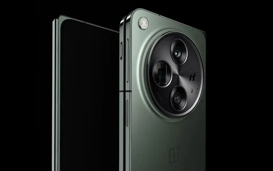 Een groene smartphone met drie cameralenzen op een zwarte achtergrond, de zijkant van een tweede smartphone is zichtbaar.