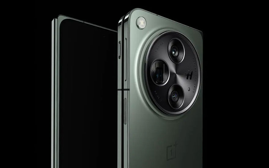 Téléphone vert clair avec trois objectifs de caméra circulaires sur fond noir.