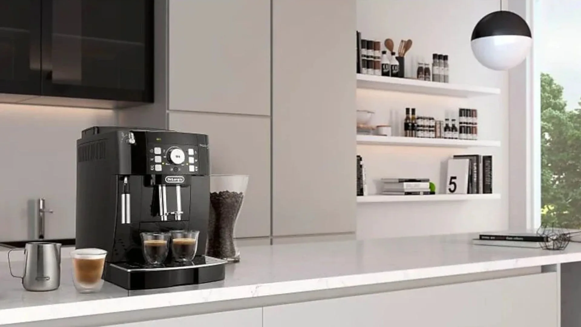 Une machine à café noire sur un comptoir blanc avec des tasses et des étagères.
