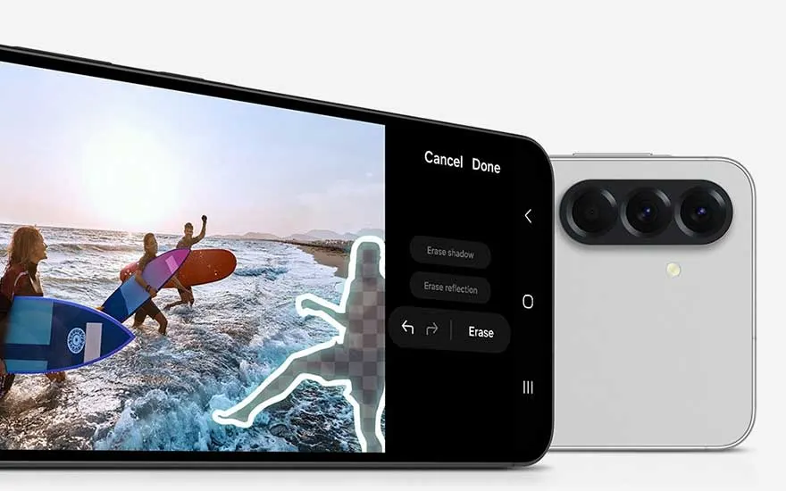 L’écran d’un smartphone montre l’édition d’une photo de surfeurs sur la plage, retirant des personnes grâce à une fonction IA.
