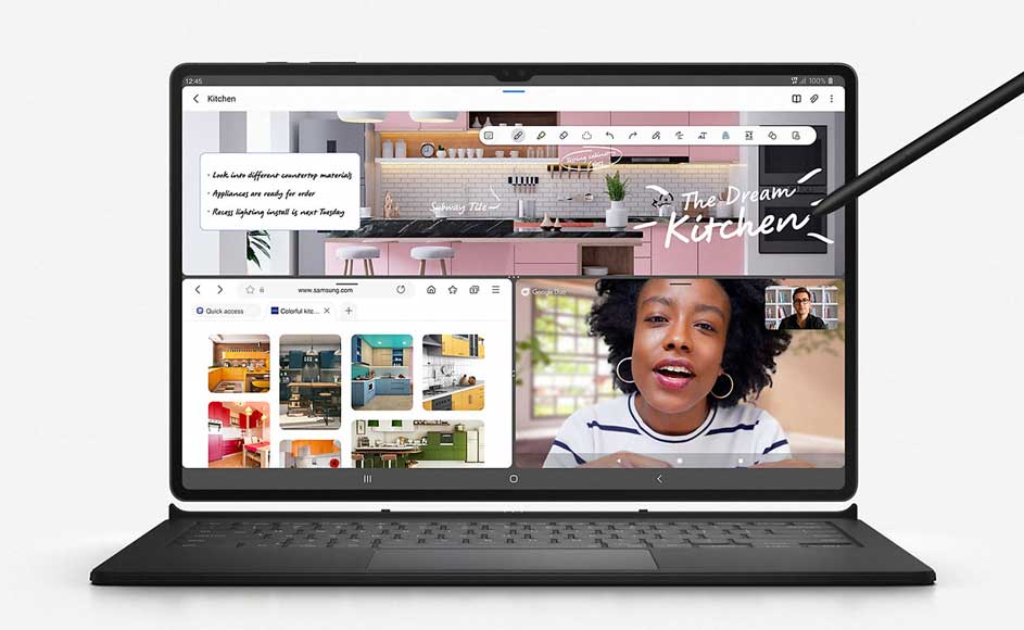 Tablette noire avec clavier affichant une cuisine rose, des recherches web et un appel vidéo. Un stylet est sur l'écran.