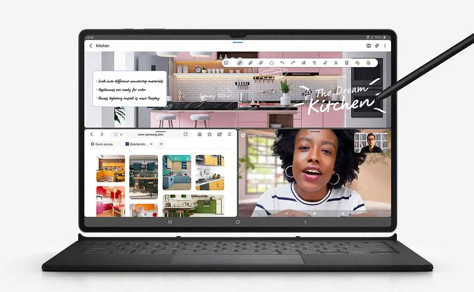 Tablette noire avec clavier affichant une cuisine rose, des recherches web et un appel vidéo. Un stylet est sur l'écran.