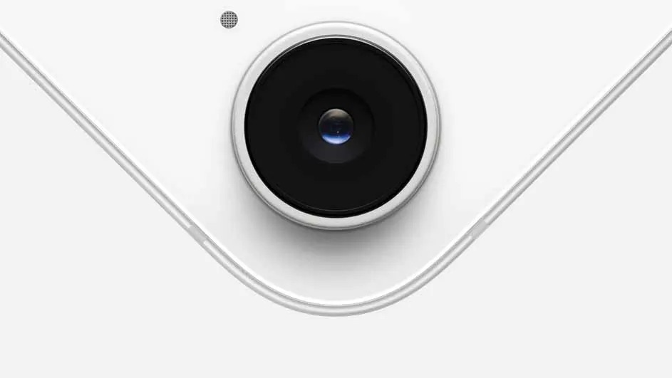 Een close-up van een witte camera met een zwarte lens en een kleine microfoon in de bovenhoek.