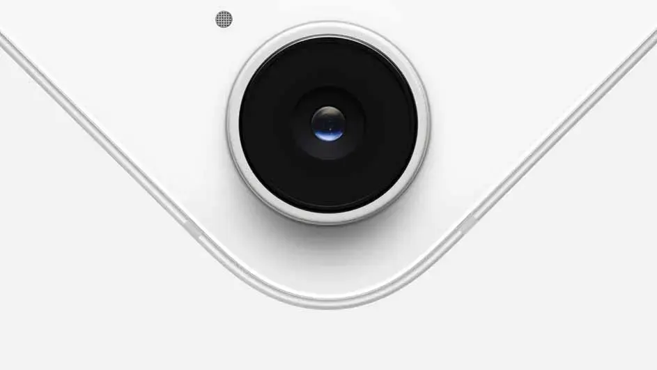 Een close-up van een witte camera met een zwarte lens en een kleine microfoon in de bovenhoek.