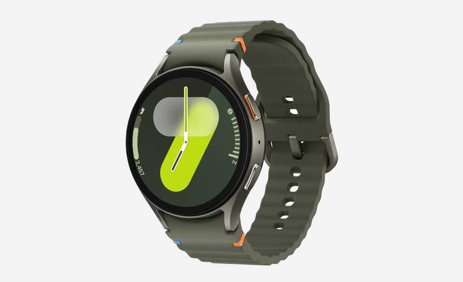 Een groene smartwatch met een wijzerplaat met een groene achtergrond en witte wijzers, tegen een witte achtergrond.