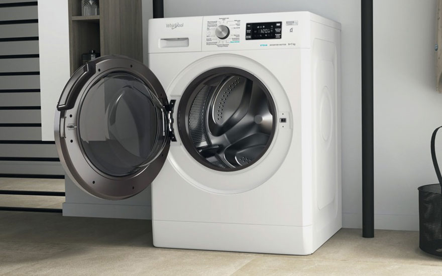 Witte wasmachine met open deur. Binnenkant is grijs. Bovenaan zijn bedieningsknoppen en een digitaal scherm zichtbaar.