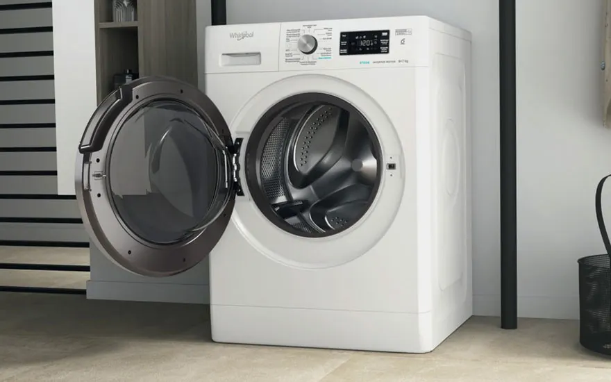 Witte wasmachine met open deur. Binnenkant is grijs. Bovenaan zijn bedieningsknoppen en een digitaal scherm zichtbaar.