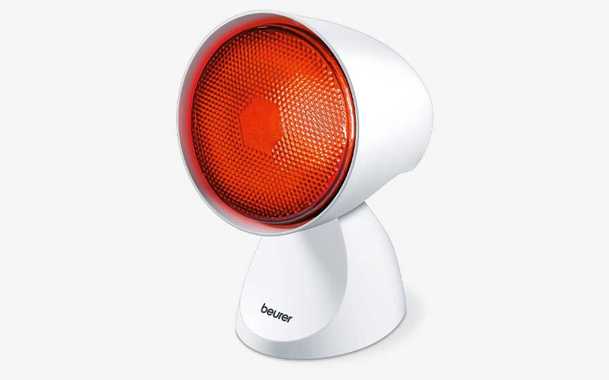 Une lampe chauffante compacte, avec réflecteur rouge et base blanche, est inclinée sur un fond blanc net.