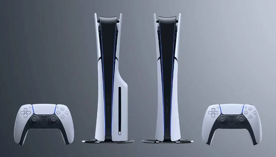 Twee witte PlayStation 5-consoles en controllers staan op een grijze achtergrond.
