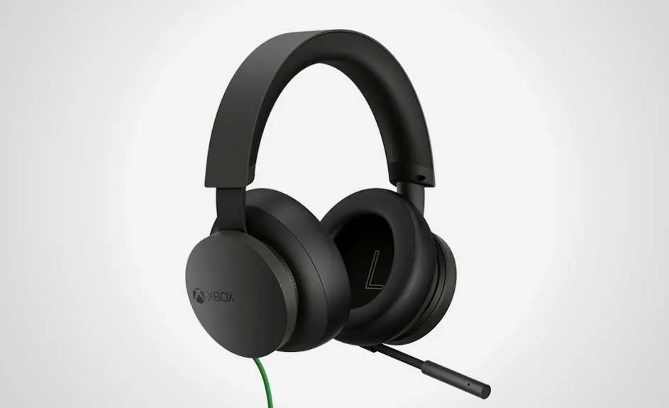 Zwarte Xbox-headset met microfoon op een witte achtergrond. De kabel is groen.