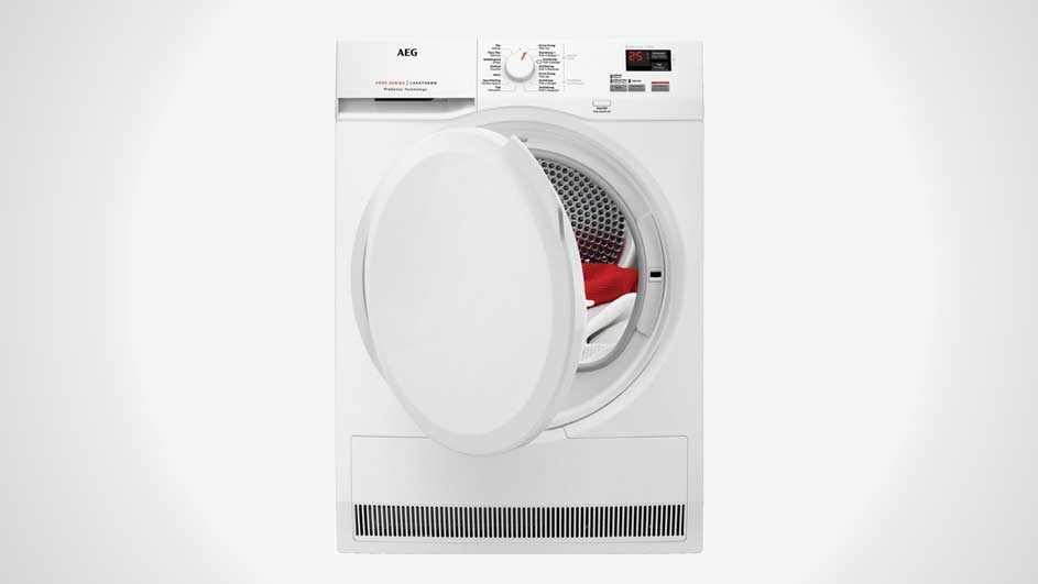 Een witte AEG-droogkast met een open deur toont kleding binnenin, tegen een witte achtergrond.