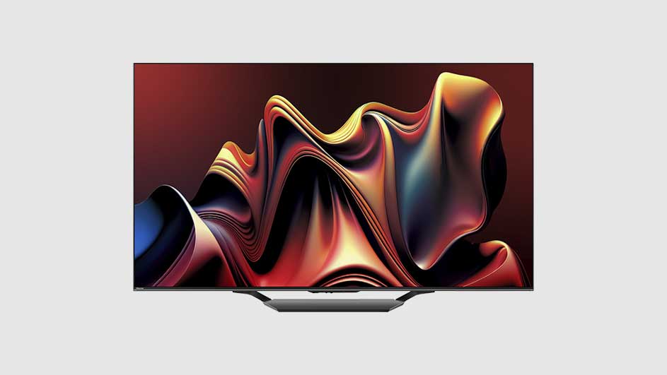 Een tv staat op een grijze voet. Het scherm toont een abstract, golvend ontwerp in rood, oranje, blauw en zwart. De achtergrond is bordeauxrood.