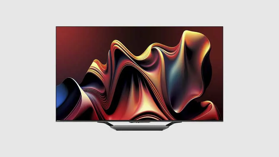 Een tv staat op een grijze voet. Het scherm toont een abstract, golvend ontwerp in rood, oranje, blauw en zwart. De achtergrond is bordeauxrood.