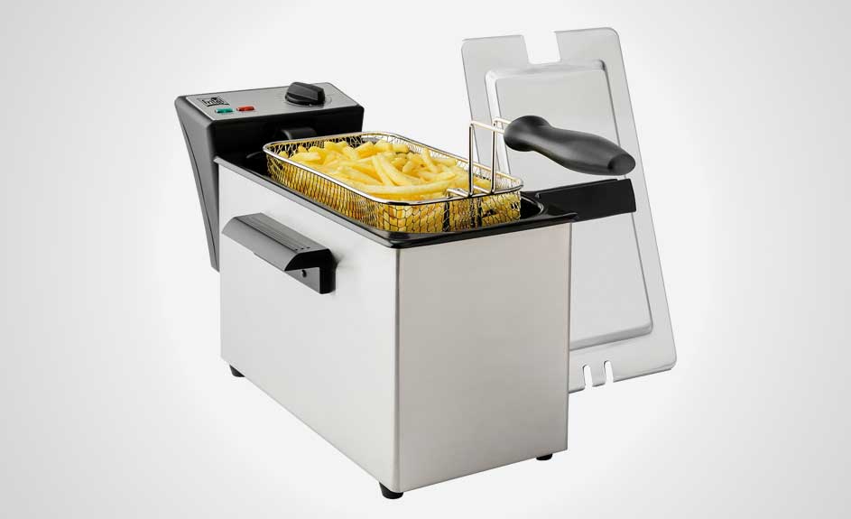 Een friteuse van roestvrij staal met een mand vol frieten, tegen een effen achtergrond.