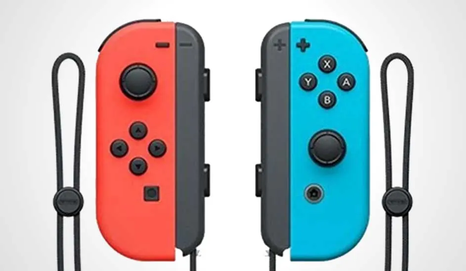 Twee Nintendo Switch Joy-Con controllers, één rood en één blauw, met polsbandjes tegen een witte achtergrond.