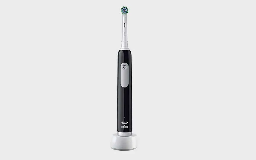 Une brosse à dents électrique argentée avec écran, étui de voyage, deux têtes de rechange et un support sont présentés.