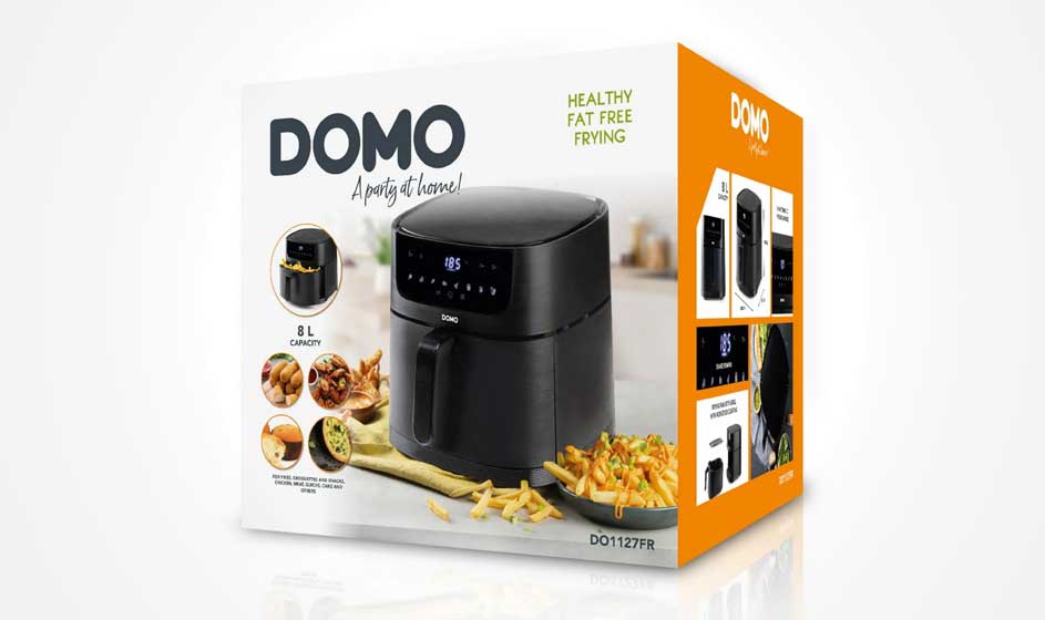 Een zwarte DOMO-airfryer staat voor de doos. De verpakking toont frieten, snacks en informatie over dit compacte apparaat voor gezond frituren.
