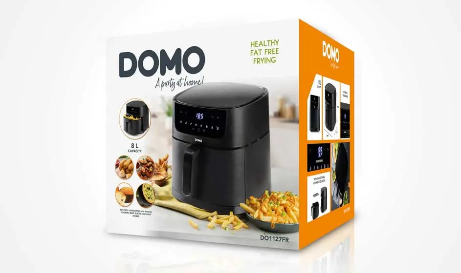 Een zwarte DOMO-airfryer staat voor de doos. De verpakking toont frieten, snacks en informatie over dit compacte apparaat voor gezond frituren.