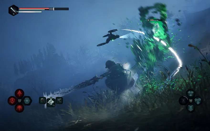 Capture d'écran de gameplay avec éléments d'interface, montrant un joueur attaquant une créature d'énergie verte dans un environnement forestier brumeux. 