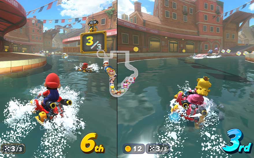 Split-screen toont een waterrace met boten. Rode bakstenen gebouwen in de achtergrond. Een parcours toont de positie van alle deelnemers.