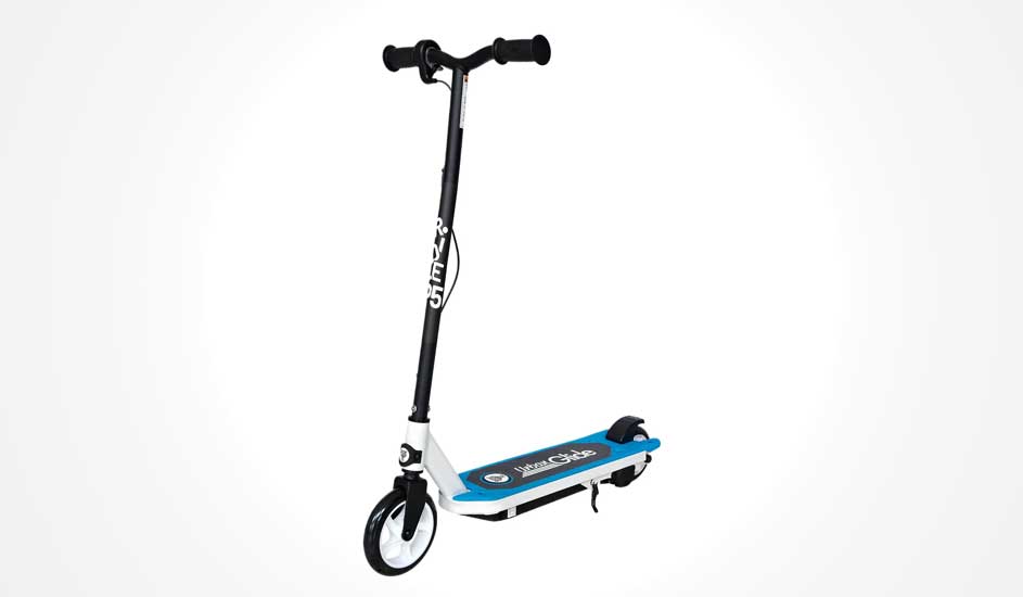 Een zwarte en blauwe Ninebot elektrische step met wit frame, smal voorwiel, breed deck en het Ninebot-logo duidelijk zichtbaar op het dek.