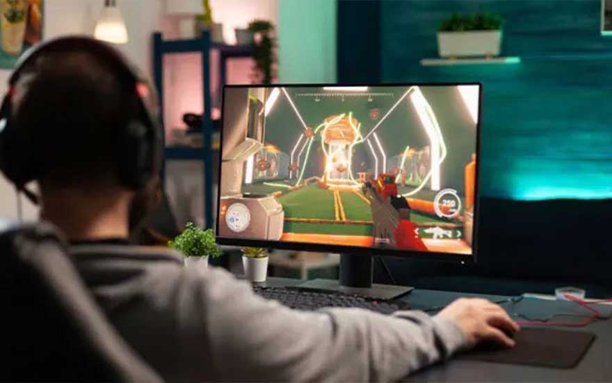 Een computerscherm toont een first-person shooter game met groene en witte neonkleuren, op een zwart bureau met een toetsenbord en muis.